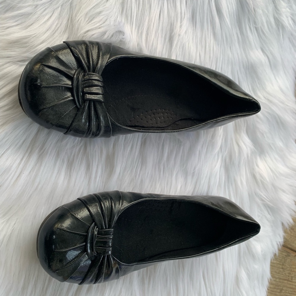 Black dress shoes